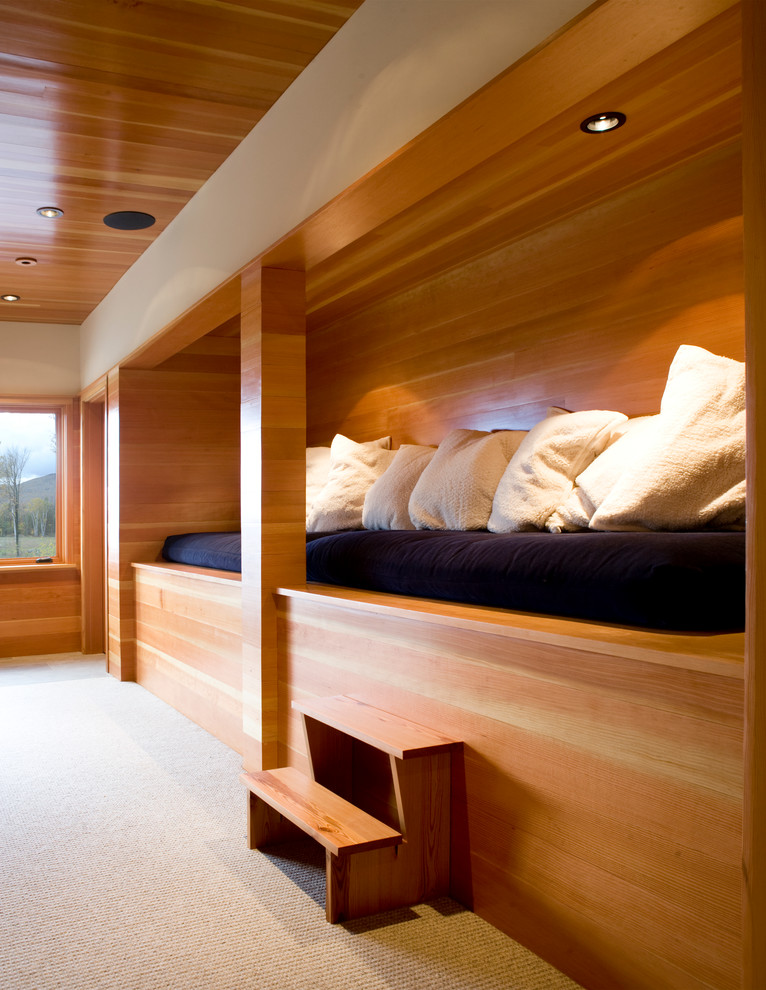 На фото: спальня в стиле рустика с коричневыми стенами и ковровым покрытием