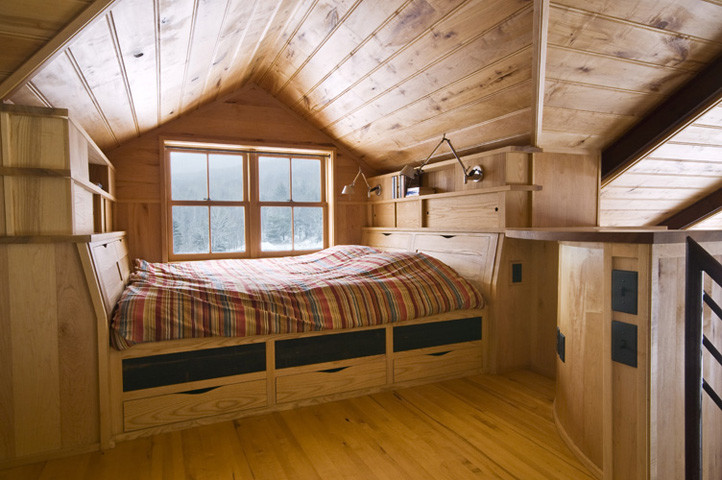 Идея дизайна: гостевая спальня среднего размера, (комната для гостей) в современном стиле с бежевыми стенами и светлым паркетным полом