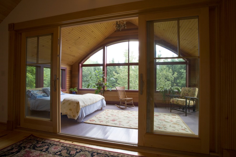 Immagine di una camera matrimoniale chic di medie dimensioni con pavimento in legno verniciato