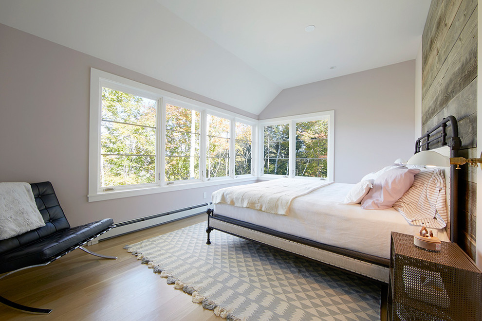 Modelo de habitación de invitados de estilo de casa de campo de tamaño medio con paredes multicolor y suelo de madera clara