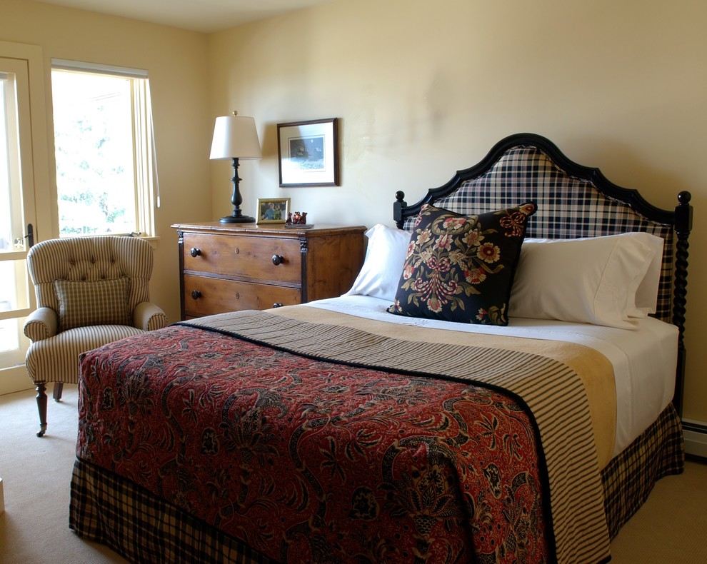 На фото: гостевая спальня среднего размера, (комната для гостей) в стиле рустика с ковровым покрытием с