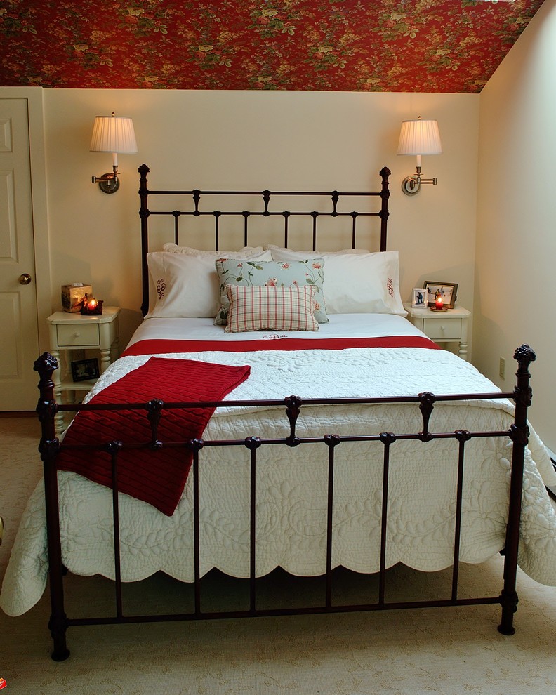 Foto di una camera da letto stile loft rustica di medie dimensioni con pareti bianche e moquette