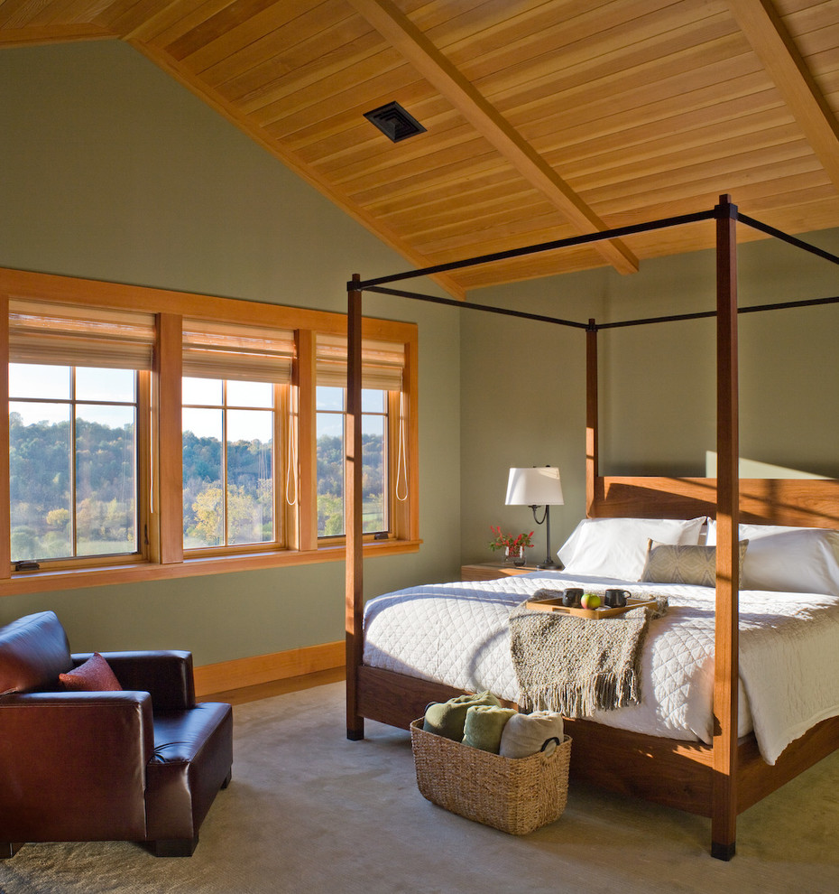 Пример оригинального дизайна: хозяйская спальня в стиле рустика с зелеными стенами и ковровым покрытием