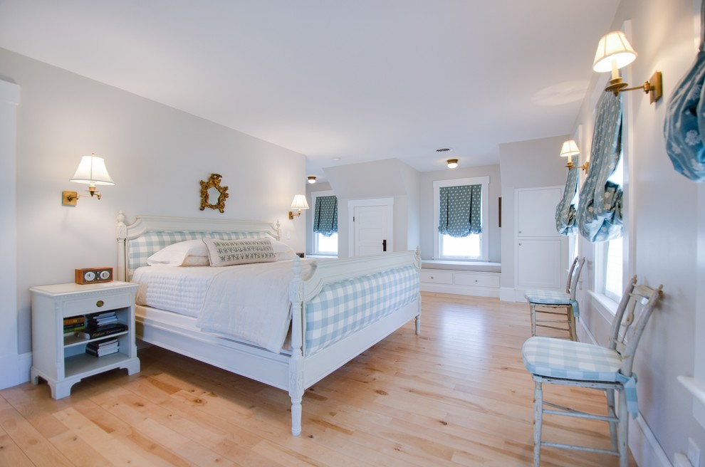 На фото: хозяйская спальня среднего размера в скандинавском стиле с серыми стенами и светлым паркетным полом