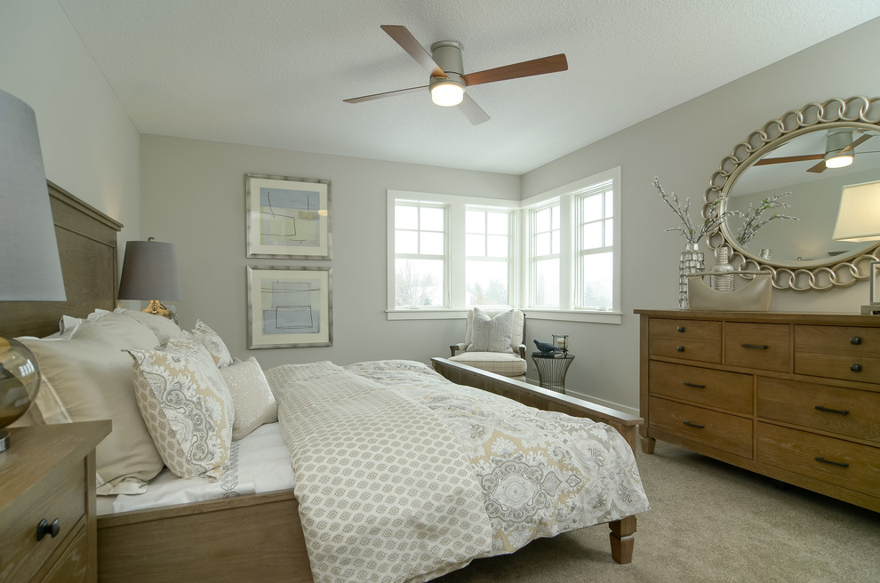 Modelo de habitación de invitados de estilo de casa de campo de tamaño medio con paredes grises y moqueta