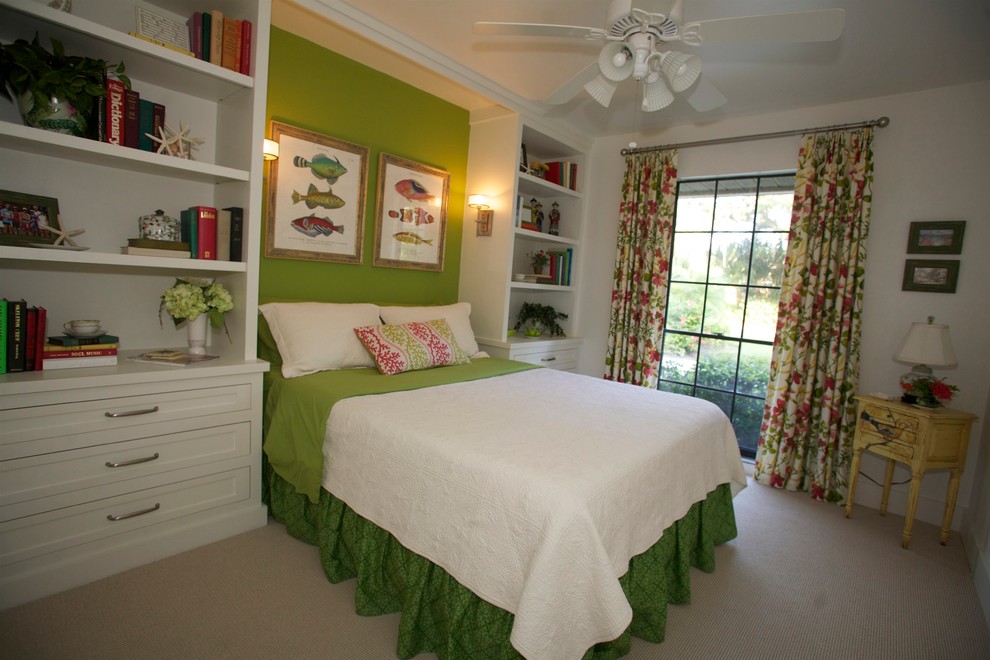 Mittelgroßes Maritimes Schlafzimmer mit bunten Wänden, Teppichboden und grauem Boden in Miami