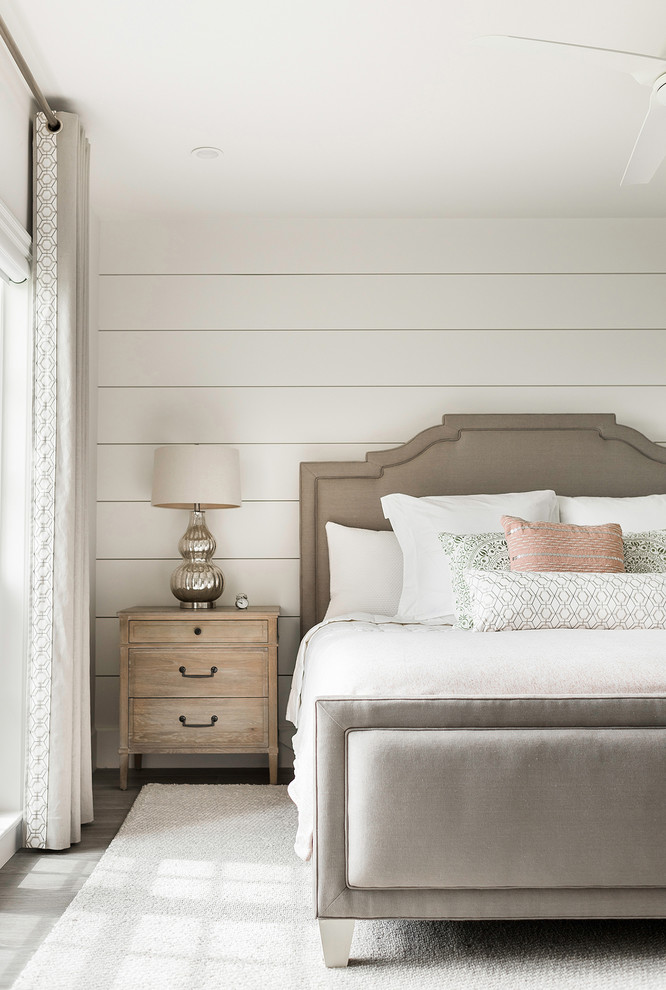 Источник вдохновения для домашнего уюта: спальня в морском стиле с белыми стенами и серым полом