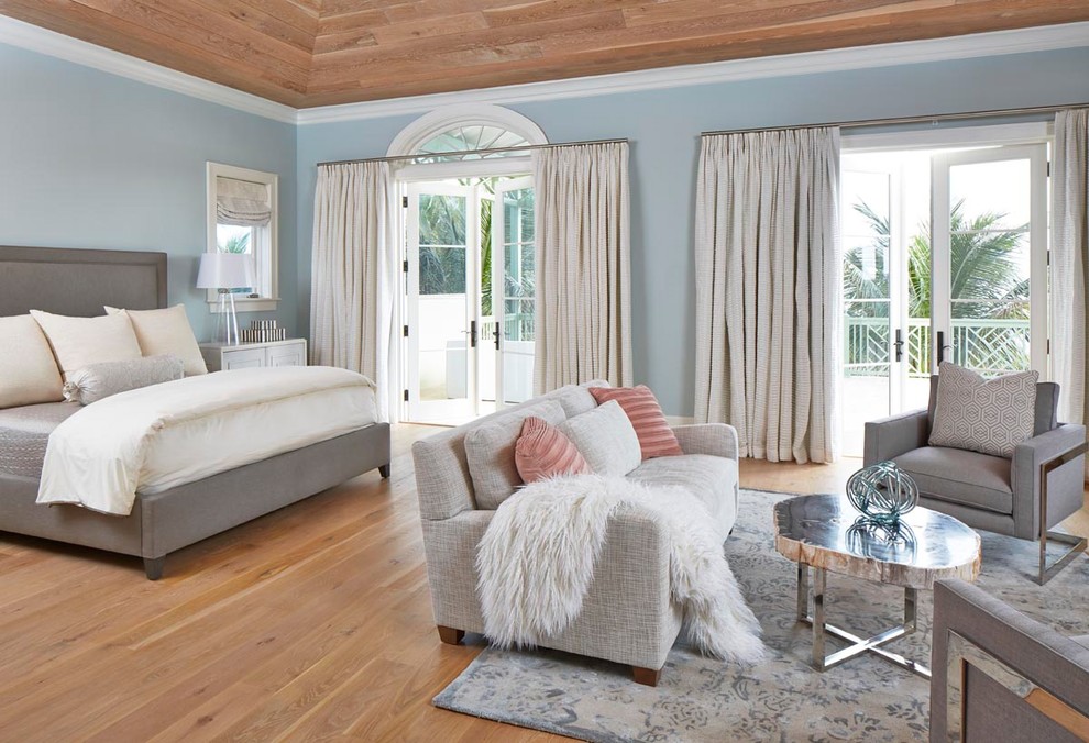 На фото: спальня в морском стиле с синими стенами, паркетным полом среднего тона и коричневым полом