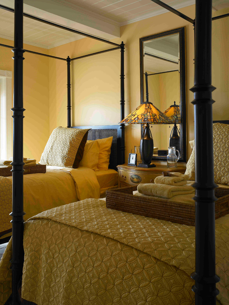 На фото: гостевая спальня (комната для гостей) в морском стиле с желтыми стенами с