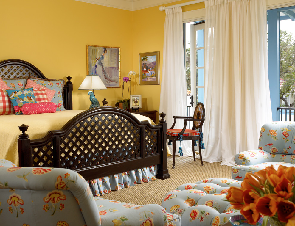 Ejemplo de dormitorio ecléctico con paredes amarillas y suelo beige