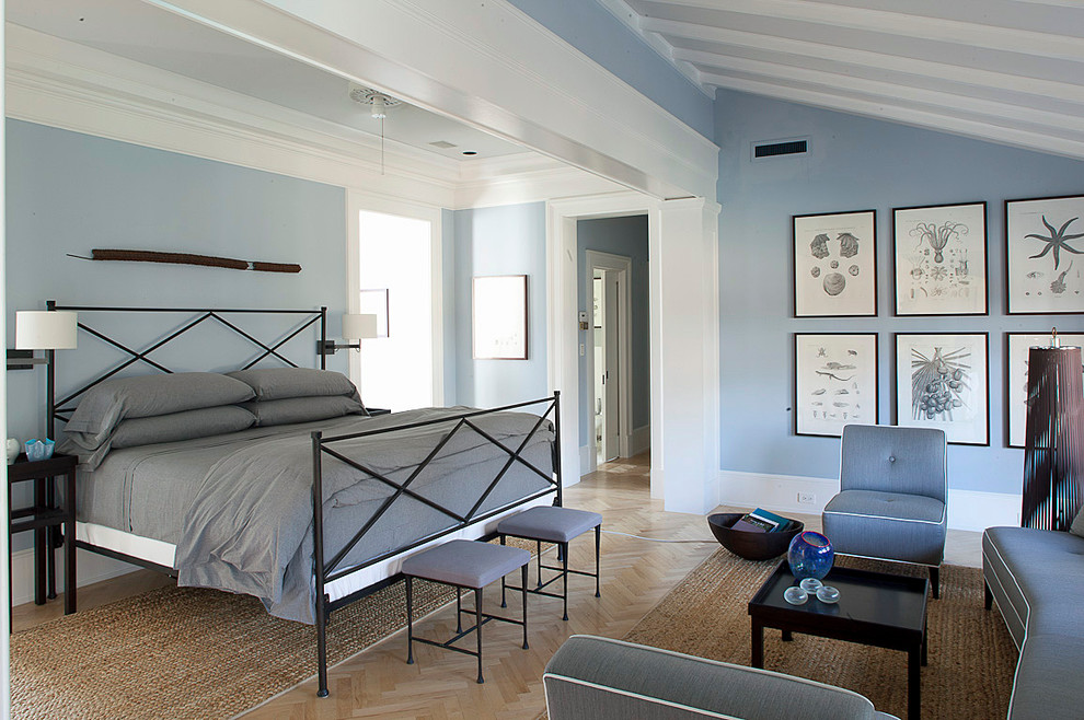 Ispirazione per una camera da letto tropicale con pareti blu