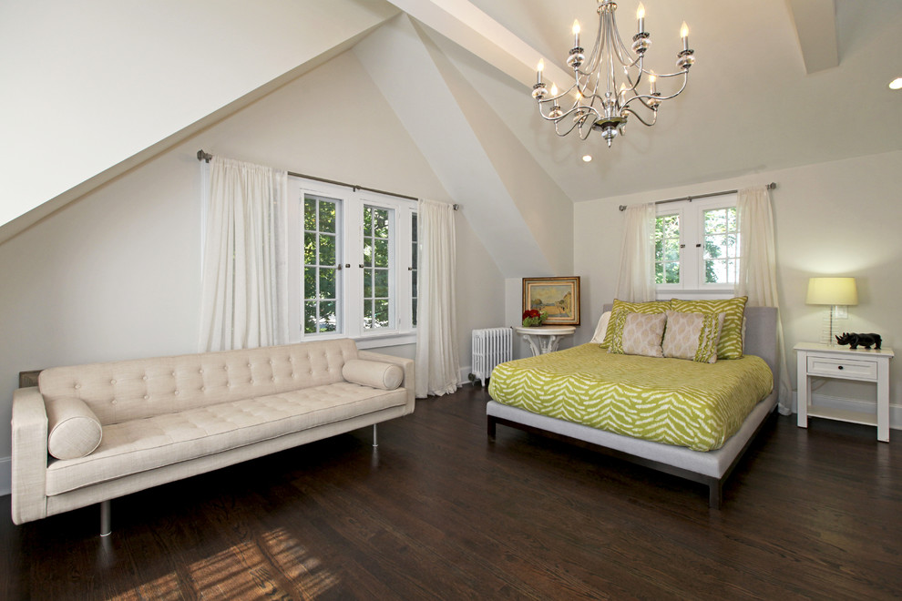 Modelo de dormitorio principal y abovedado actual grande con paredes blancas, suelo de madera oscura y suelo marrón