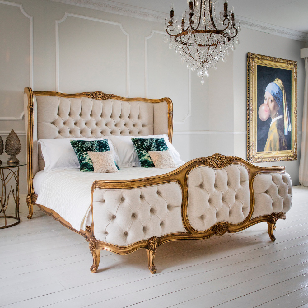 Klassisches Hauptschlafzimmer mit grauer Wandfarbe in Sussex