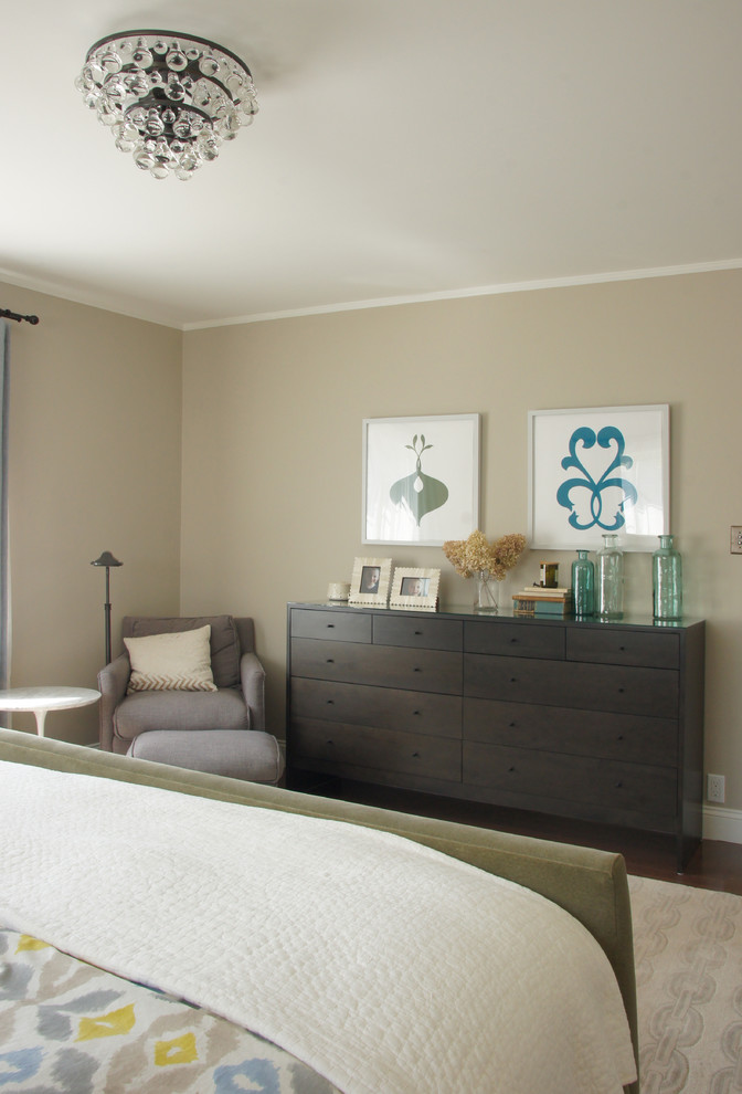 Uriges Hauptschlafzimmer ohne Kamin mit grauer Wandfarbe und braunem Holzboden in San Francisco