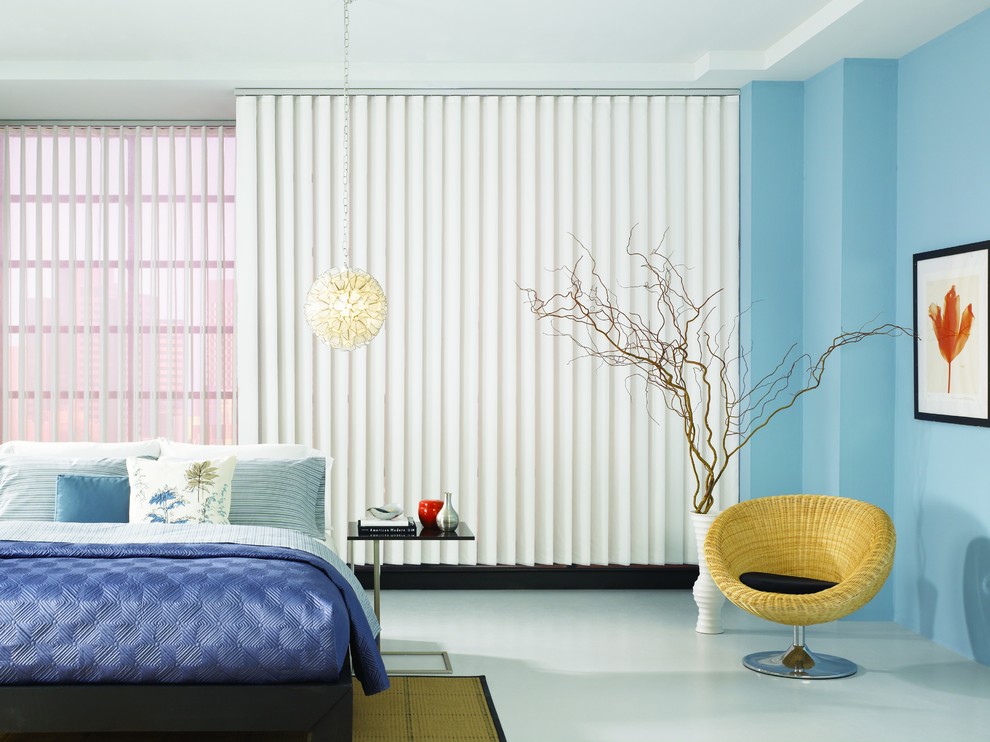 На фото: хозяйская спальня среднего размера в стиле фьюжн с синими стенами, полом из линолеума и белым полом с