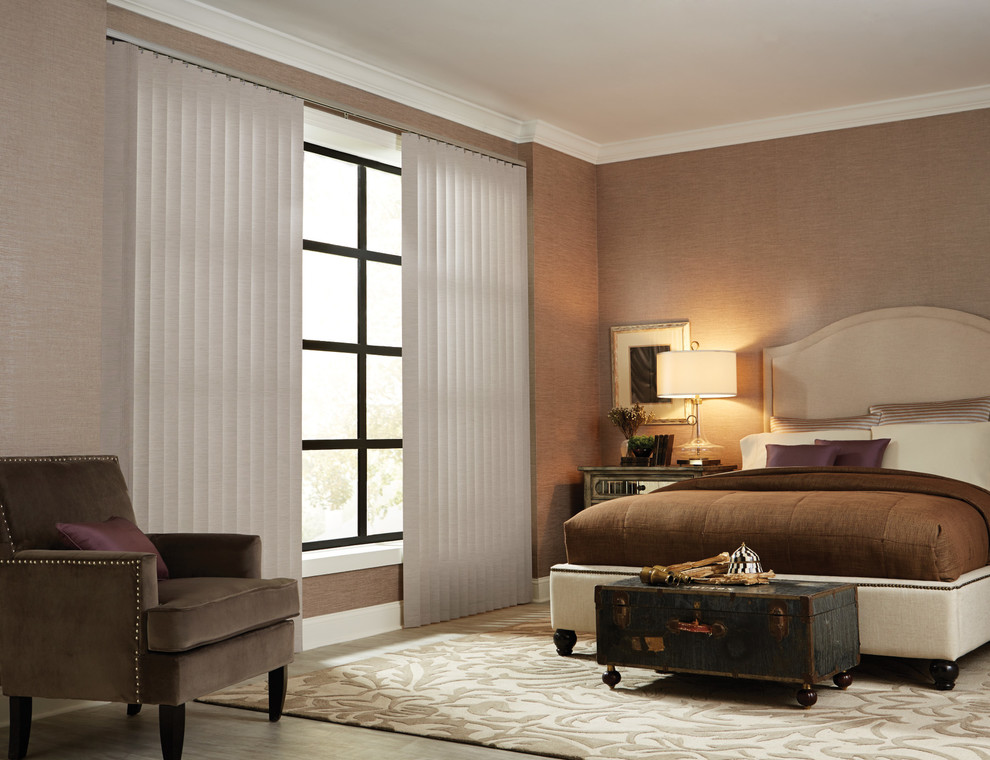 Пример оригинального дизайна: гостевая спальня среднего размера, (комната для гостей) в стиле неоклассика (современная классика) с полом из винила, серыми стенами и бежевым полом без камина