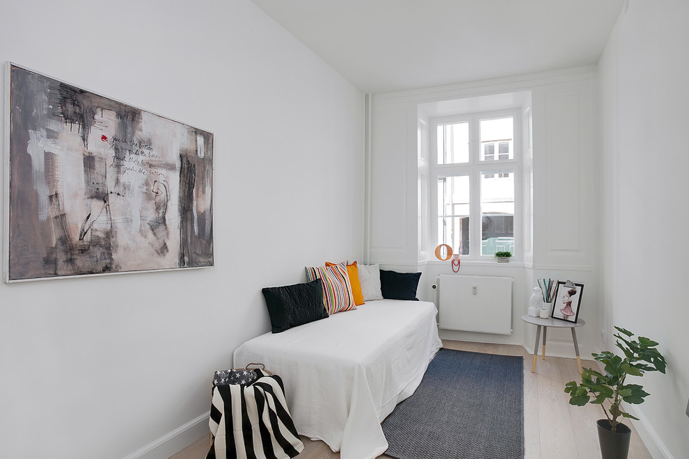 Foto di una piccola camera degli ospiti scandinava con pareti bianche e parquet chiaro