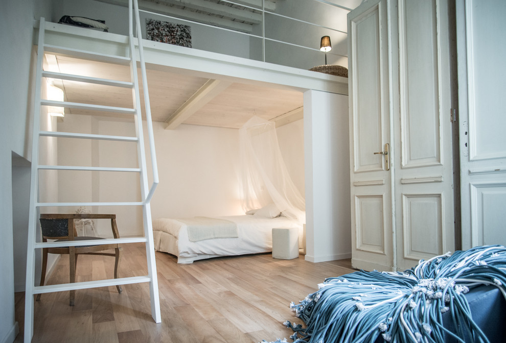 Foto di una camera da letto stile loft design di medie dimensioni con pareti bianche, pavimento in legno massello medio e nessun camino