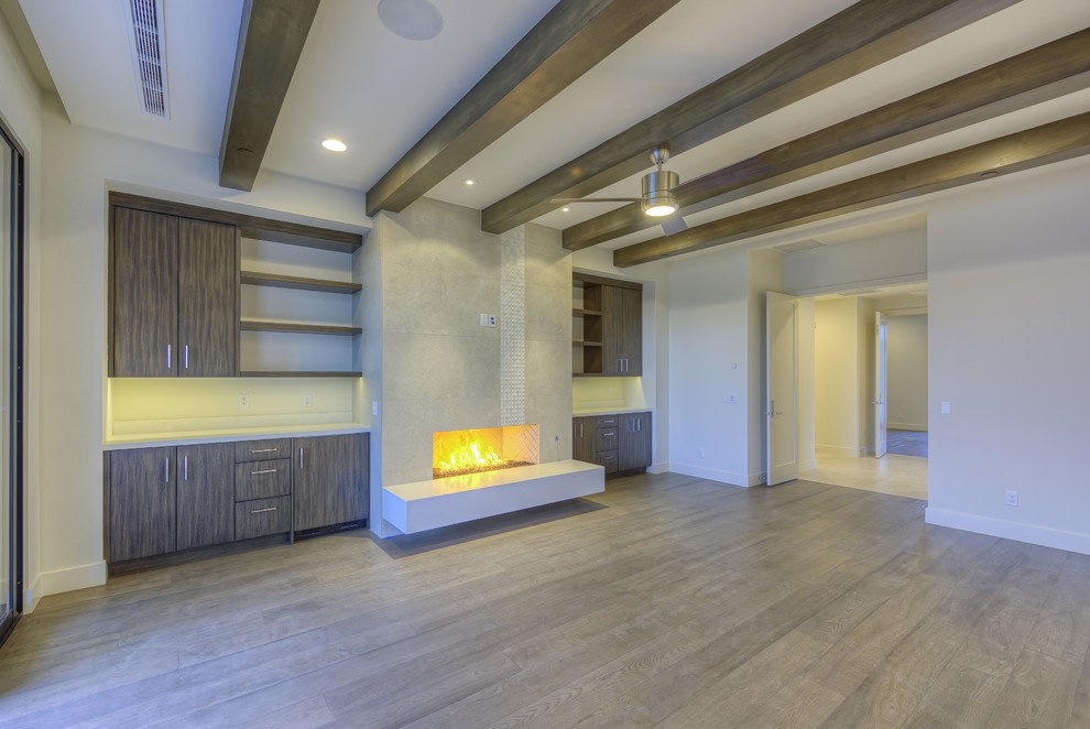 Ejemplo de dormitorio principal minimalista grande sin chimenea con paredes beige, suelo de madera oscura y suelo beige