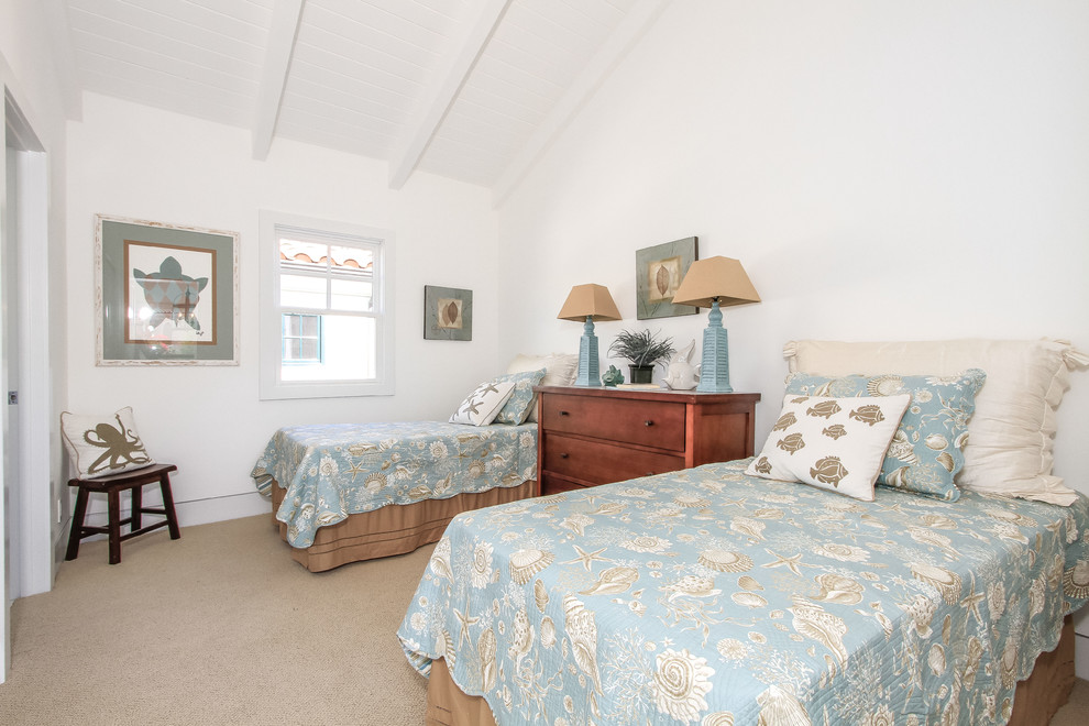 Maritimes Gästezimmer mit weißer Wandfarbe und Teppichboden in Orange County