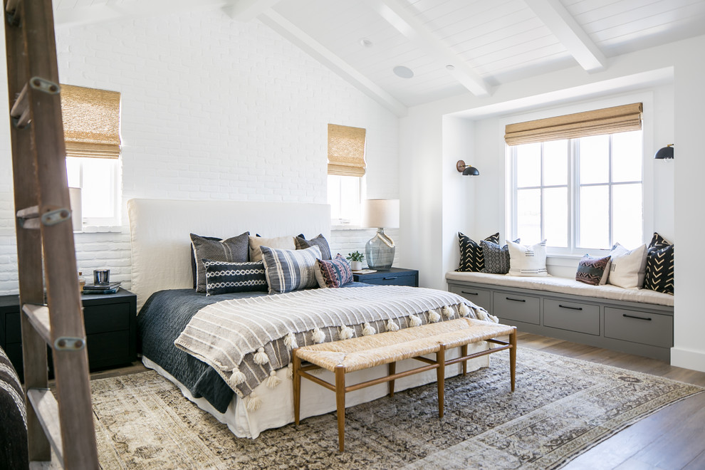 Свежая идея для дизайна: хозяйская спальня в морском стиле с белыми стенами, темным паркетным полом и коричневым полом - отличное фото интерьера