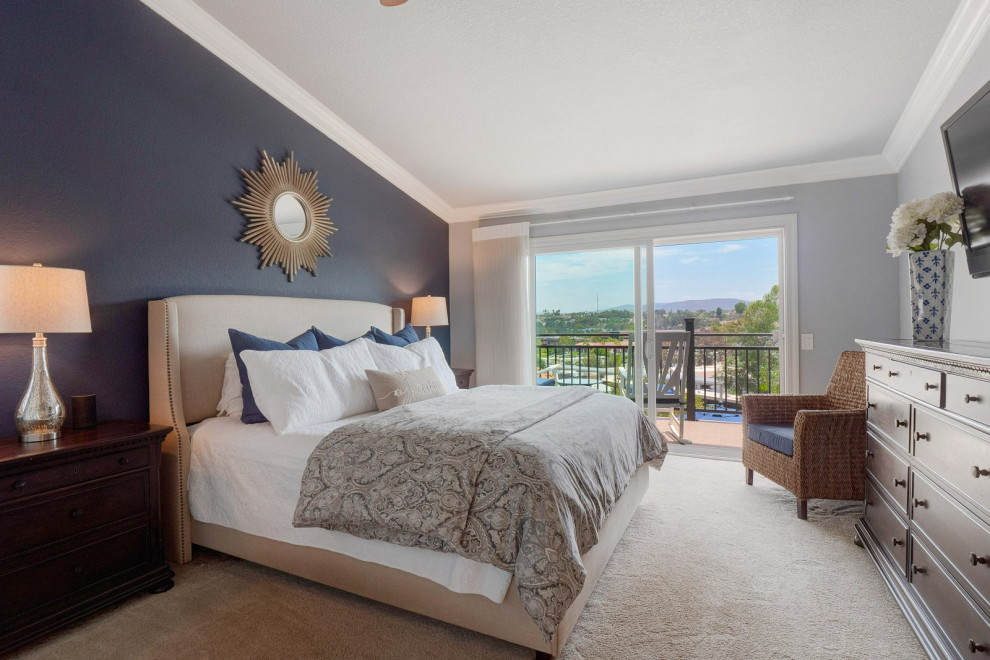 Diseño de dormitorio abovedado costero de tamaño medio con paredes azules, moqueta y suelo gris