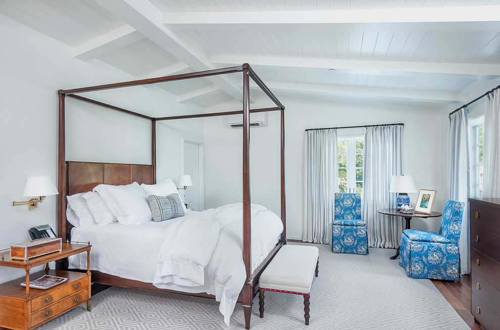 Klassisches Schlafzimmer mit weißer Wandfarbe, dunklem Holzboden und braunem Boden in Santa Barbara