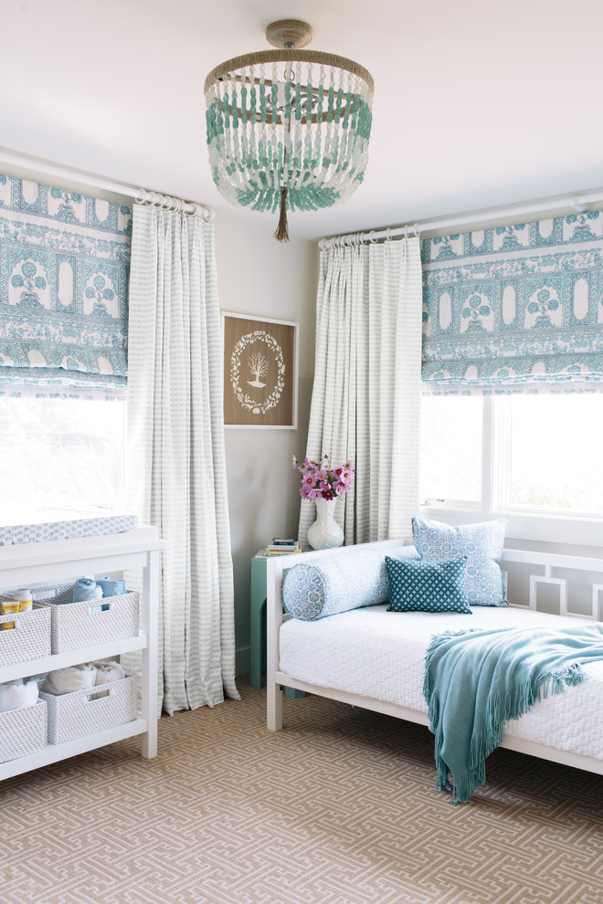 サンフランシスコにある地中海スタイルのおしゃれな寝室 (グレーの壁、カーペット敷き、グレーとブラウン)