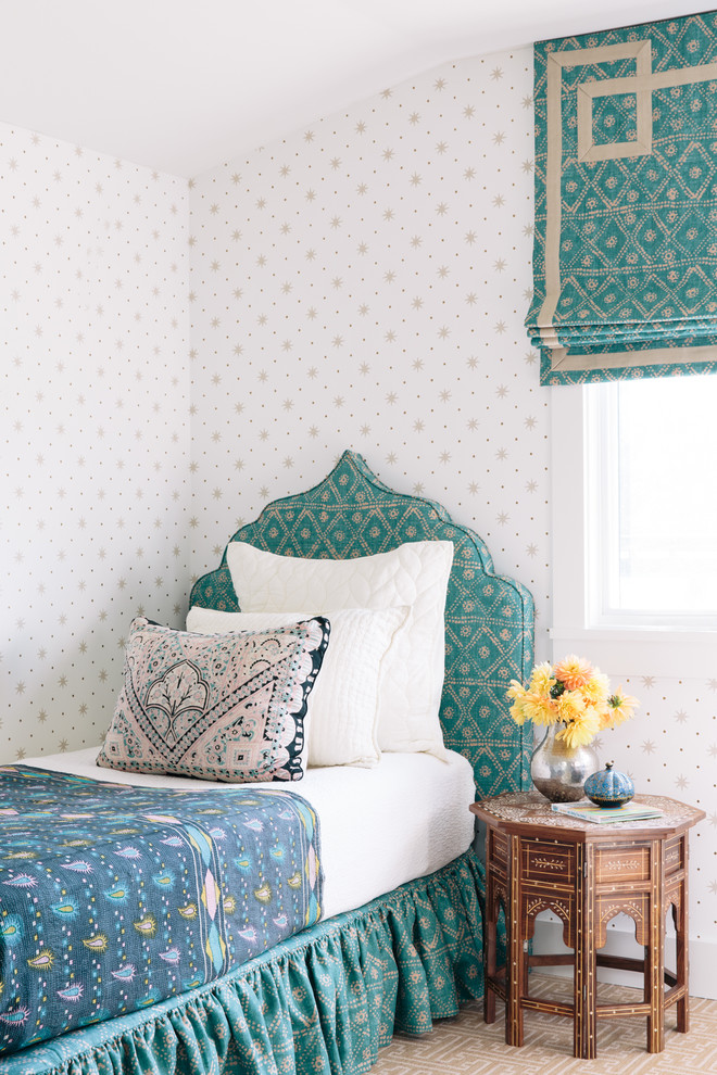 Пример оригинального дизайна: спальня в средиземноморском стиле с белыми стенами и ковровым покрытием