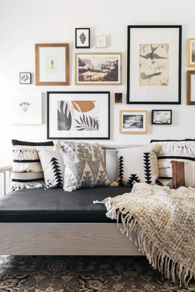 Idées déco pour une petite chambre d'amis classique avec un mur blanc, un sol en vinyl et un plafond en lambris de bois.