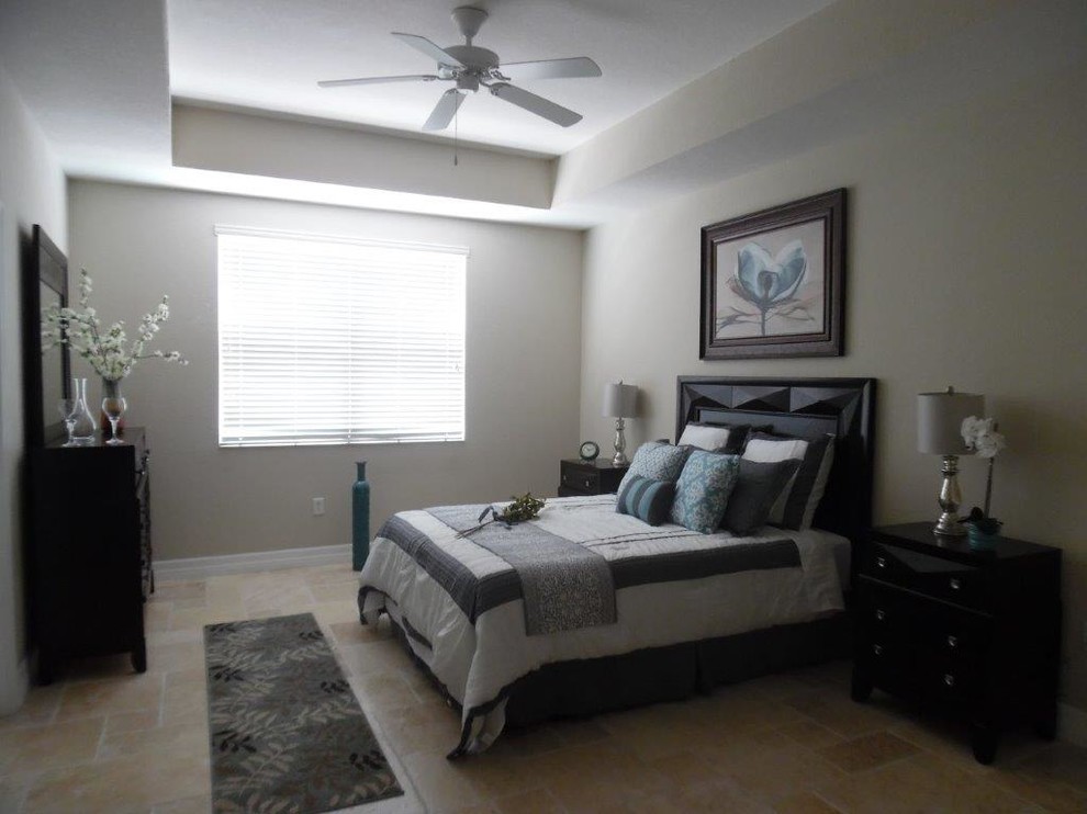 Foto de habitación de invitados actual de tamaño medio sin chimenea con paredes beige y suelo de travertino