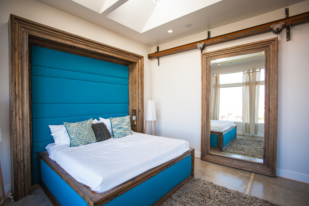 Стильный дизайн: спальня в современном стиле с бетонным полом и кроватью в нише - последний тренд