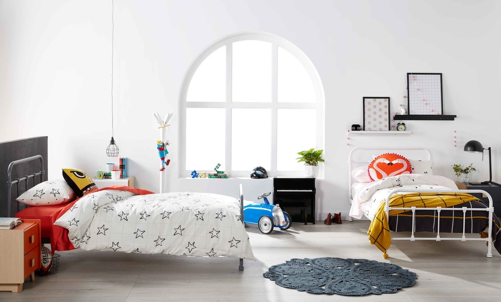 Imagen de habitación de invitados tradicional de tamaño medio con paredes blancas y suelo de madera clara