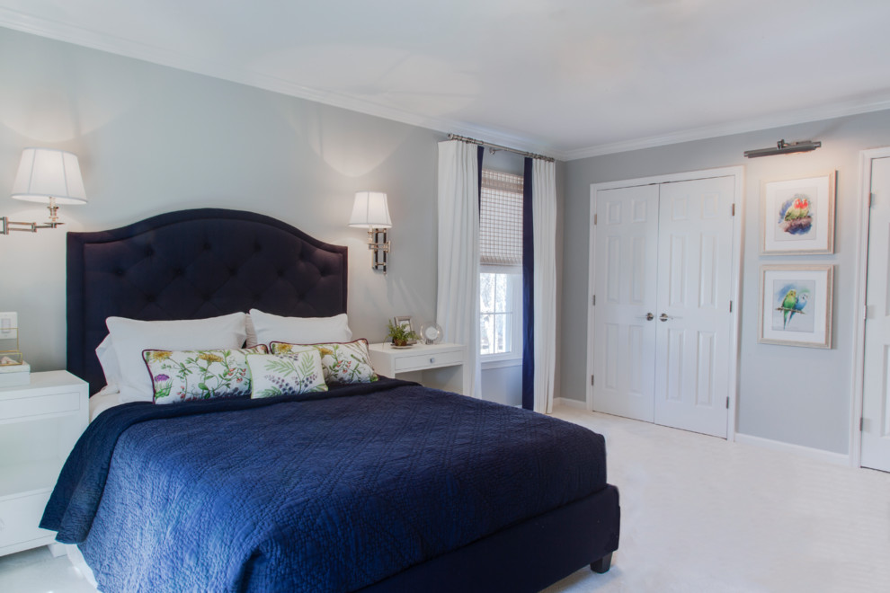 Источник вдохновения для домашнего уюта: хозяйская спальня среднего размера в стиле фьюжн с серыми стенами, ковровым покрытием и белым полом