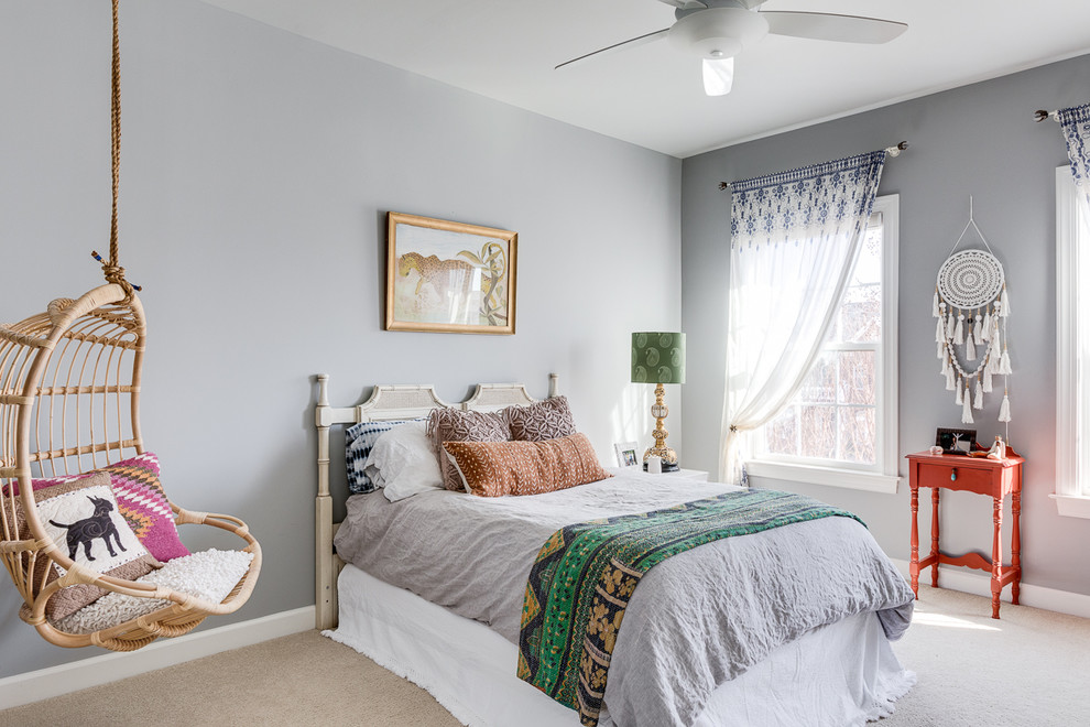 ワシントンD.C.にある広いエクレクティックスタイルのおしゃれな客用寝室 (グレーの壁、カーペット敷き、ベージュの床、暖炉なし)