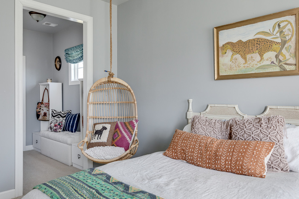Идея дизайна: большая гостевая спальня (комната для гостей) в стиле фьюжн с серыми стенами, ковровым покрытием и бежевым полом