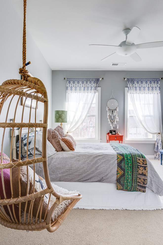 Foto de habitación de invitados ecléctica grande con paredes grises, moqueta y suelo beige