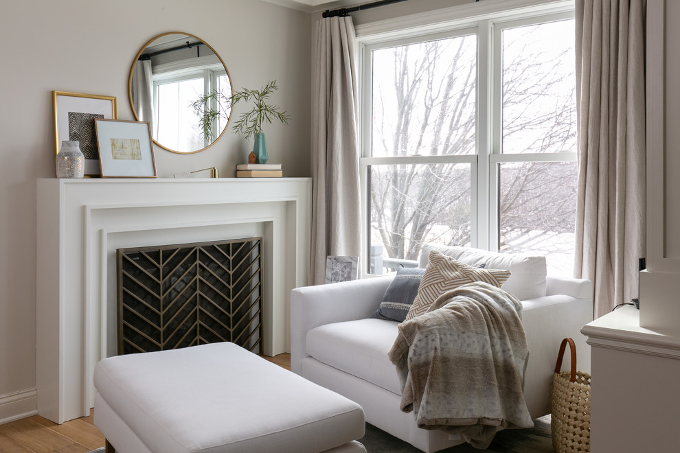 Cette image montre une petite chambre parentale traditionnelle avec un mur blanc, parquet clair, une cheminée standard, un manteau de cheminée en bois et un sol marron.