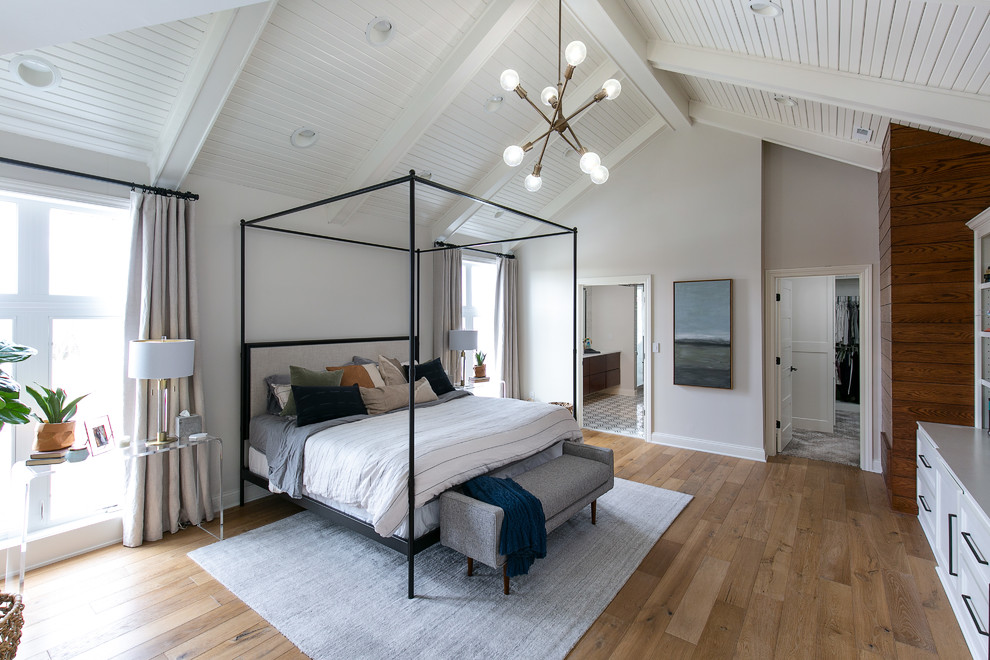 カンザスシティにある広いトランジショナルスタイルのおしゃれな主寝室 (白い壁、標準型暖炉、木材の暖炉まわり、茶色い床、無垢フローリング、グレーとブラウン) のレイアウト