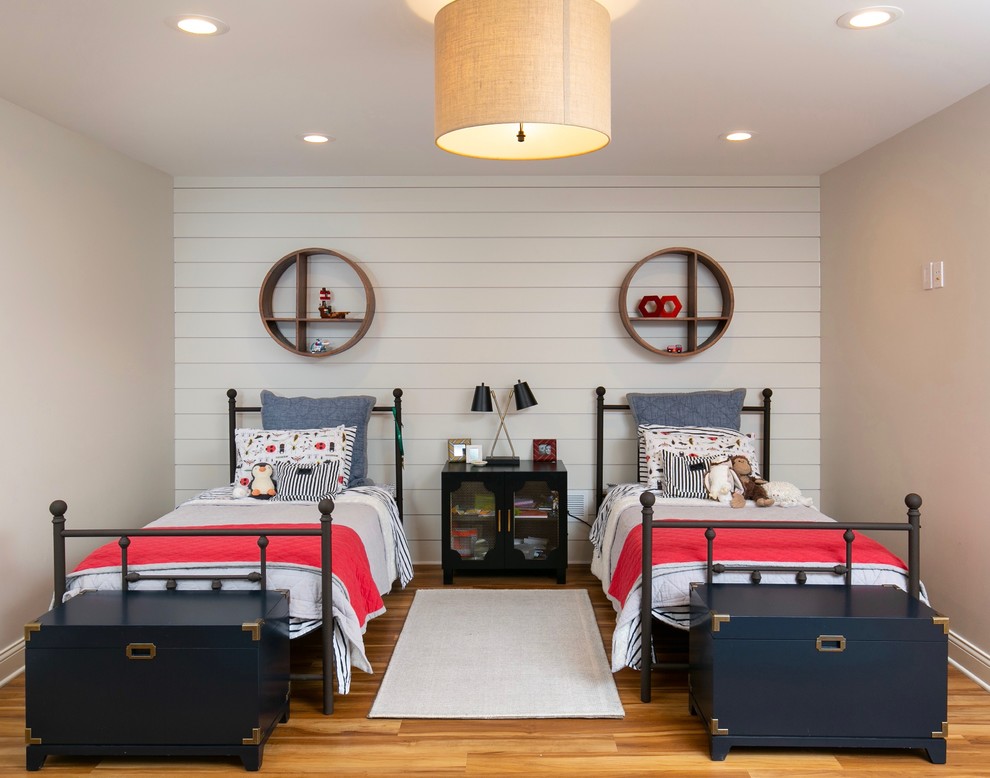 Kleines Modernes Schlafzimmer mit grauer Wandfarbe, Korkboden und braunem Boden in Kansas City