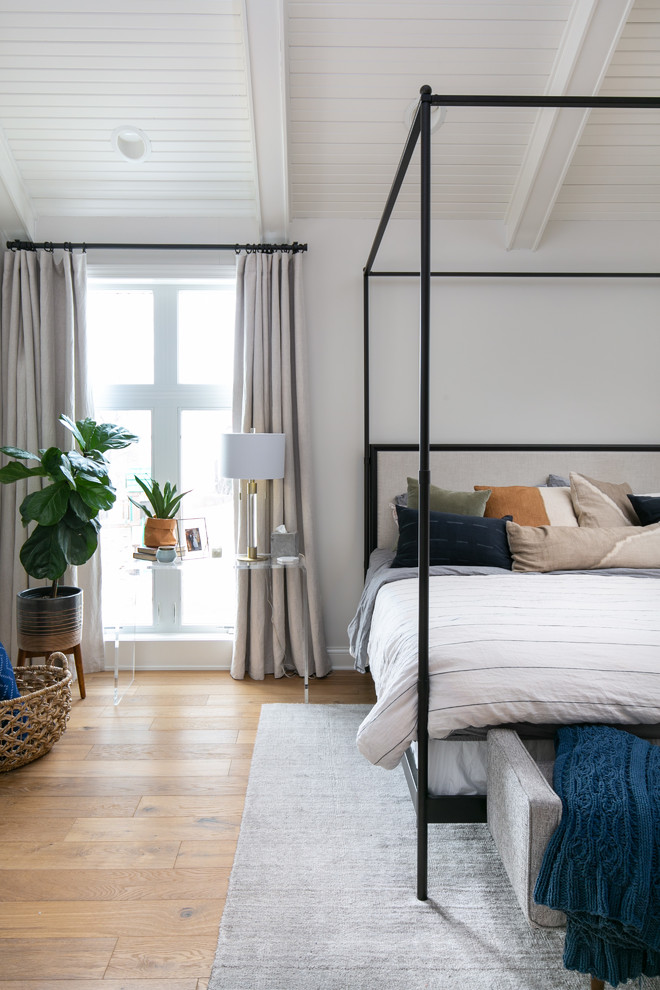 Idées déco pour une petite chambre parentale classique avec un mur blanc, parquet clair, une cheminée standard, un manteau de cheminée en bois et un sol marron.