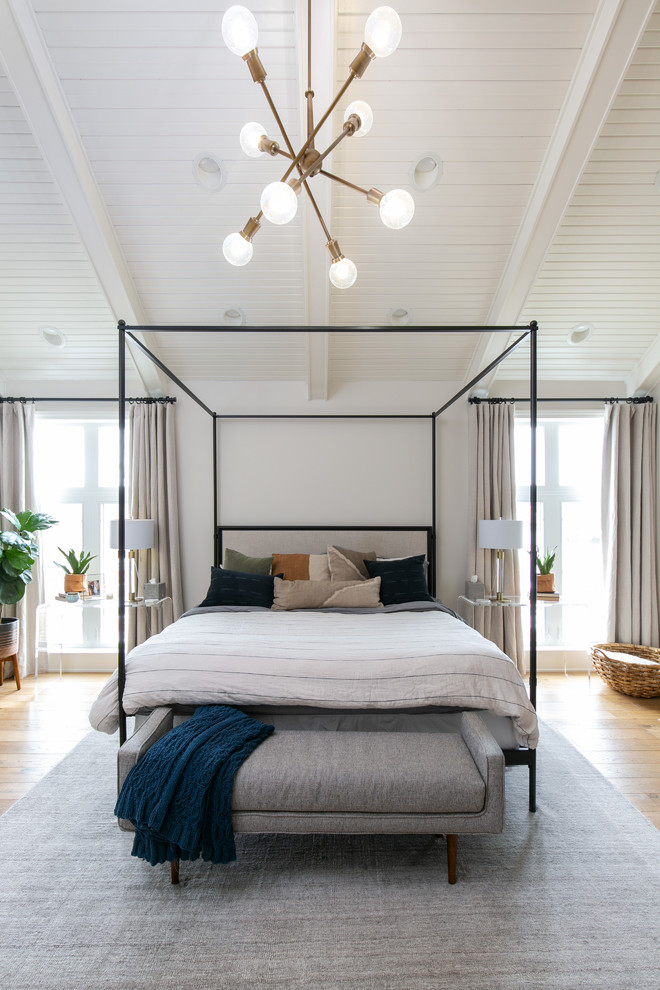 カンザスシティにある広いトランジショナルスタイルのおしゃれな主寝室 (白い壁、淡色無垢フローリング、標準型暖炉、木材の暖炉まわり、ベージュの床) のレイアウト
