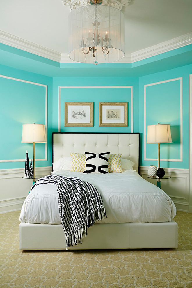 Klassisk inredning av ett sovrum, med blå väggar och heltäckningsmatta