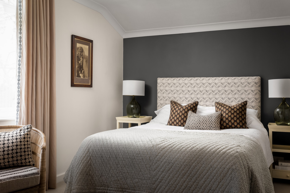 Свежая идея для дизайна: хозяйская спальня среднего размера в стиле кантри с серыми стенами, ковровым покрытием и бежевым полом без камина - отличное фото интерьера