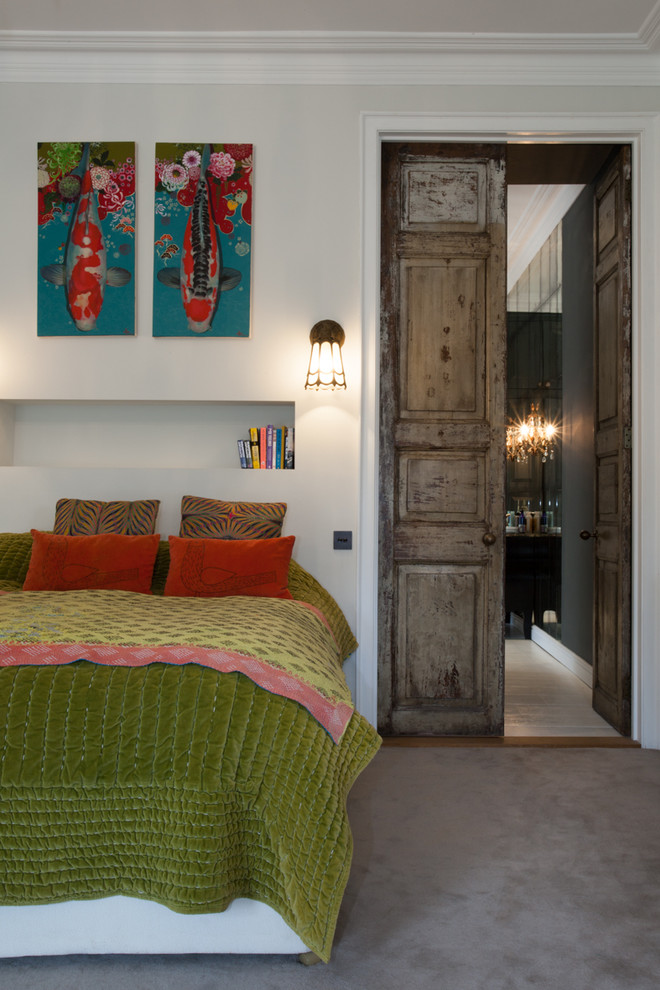 デヴォンにあるエクレクティックスタイルのおしゃれな寝室 (白い壁、カーペット敷き、グレーの床)