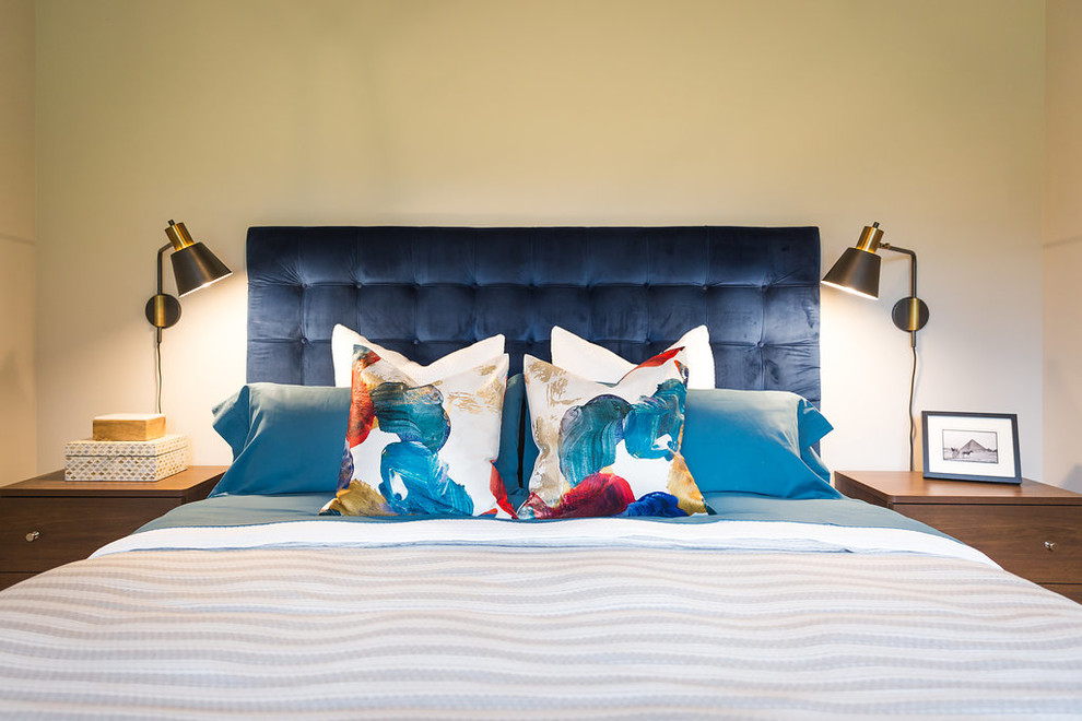 На фото: хозяйская спальня среднего размера в стиле модернизм с серыми стенами, светлым паркетным полом и серым полом без камина