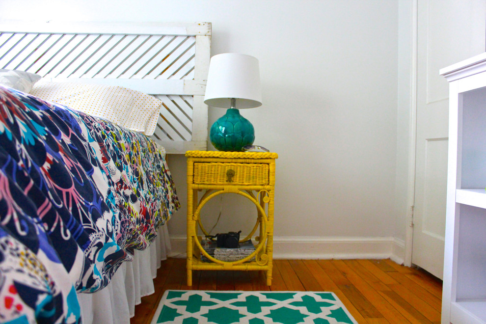 Diseño de habitación de invitados contemporánea pequeña sin chimenea con paredes blancas y suelo de madera en tonos medios