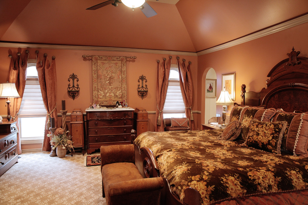 Imagen de dormitorio principal clásico grande con parades naranjas, moqueta y suelo beige