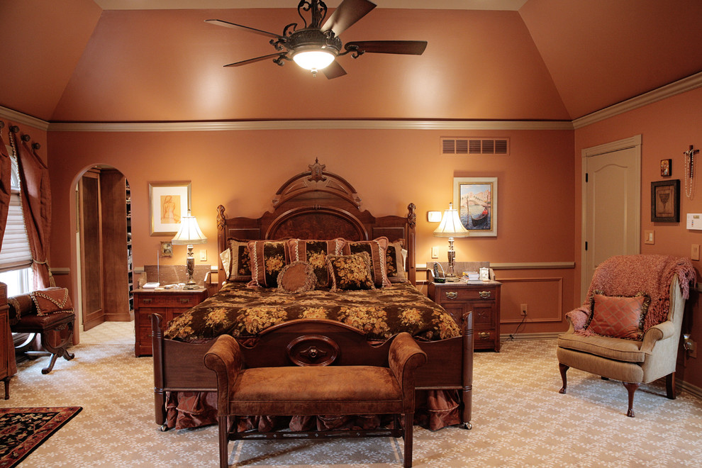 Esempio di una grande camera matrimoniale classica con pareti arancioni, moquette e pavimento beige