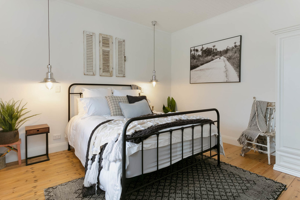 Идея дизайна: гостевая спальня (комната для гостей) в морском стиле с белыми стенами, паркетным полом среднего тона и бежевым полом